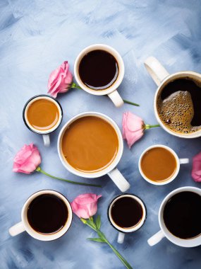 Bardak ve kupalar kahve ve çiçek