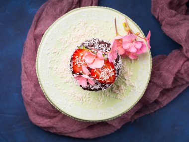 Çilek çiçek dekorasyonu ile çikolatalı kek