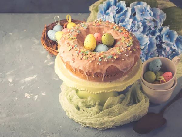 Pastel dulce de Pascua con glaseado de azúcar y decoración — Foto de Stock