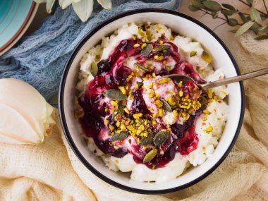 Kahvaltı kase yoğurt ve kuark