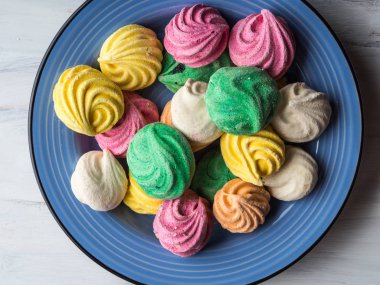 Mavi seramik plaka üzerinde renkli beze