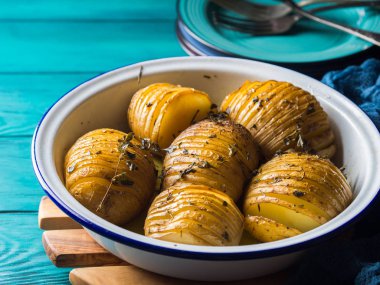 Otlar ile pişmiş fırında patates