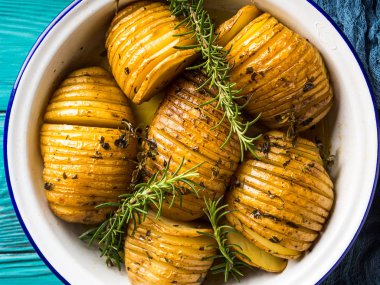 Otlar ile pişmiş fırında patates