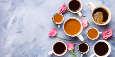 Bardak ve kupalar kahve ve çiçek