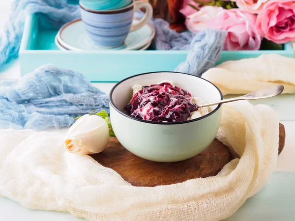 Kahvaltı kase yoğurt ve kuark