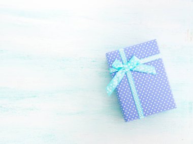 Şerit pastel arka plan ile mavi hediye kutusu