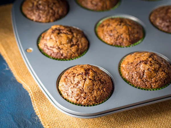 Banan czekolada muffin z polewa karmelowa cukru — Zdjęcie stockowe