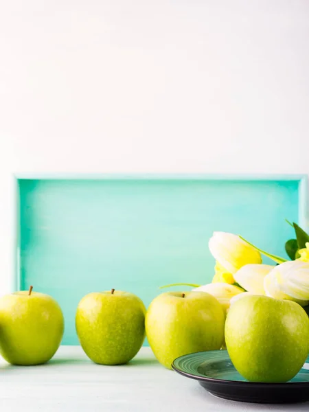 白绿色的柔和的背景与苹果 — 图库照片
