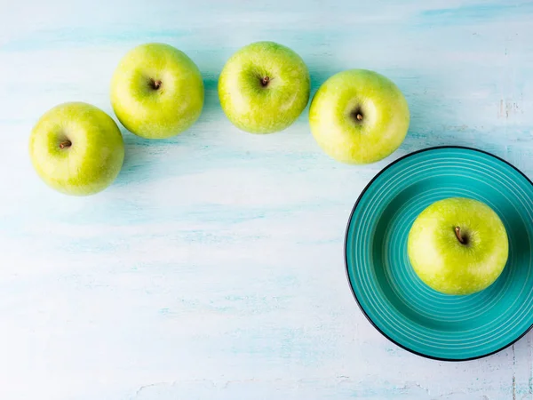 Green pastel background with apples. Healthy food — Stock Photo, Image
