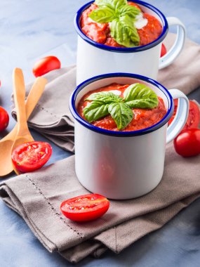 Emaye bardağı domates çorbası