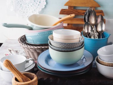 Ahşap arka plan üzerinde seramik ve emaye çanak çömlek