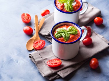 Emaye bardağı domates çorbası