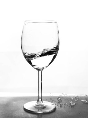 Yarısı boş bardak su hareket ile