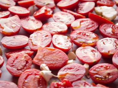 Zeytinyağı ile kırmızı domatesler