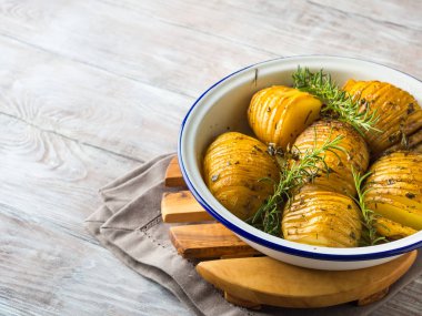 Otlar ile pişmiş fırında patates