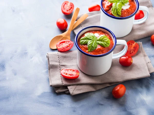 Emaye bardağı domates çorbası