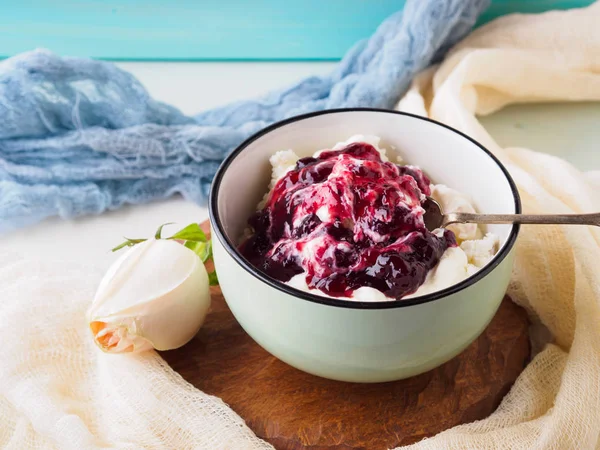 Kahvaltı kase yoğurt ve kuark