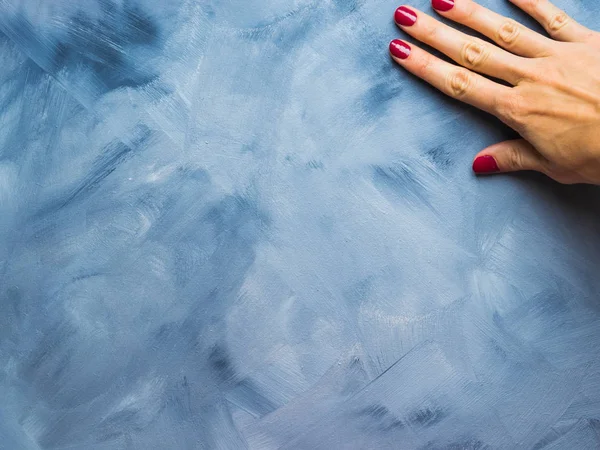 Modré pastelové barvy pozadí Zenske rukou — Stock fotografie