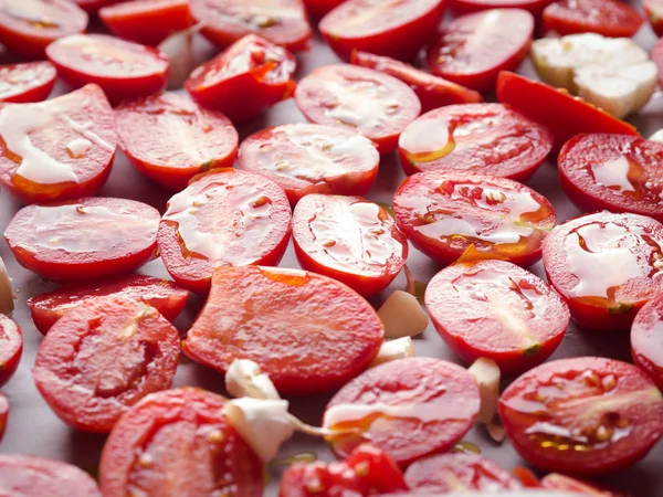 Zeytinyağı ile kırmızı domatesler