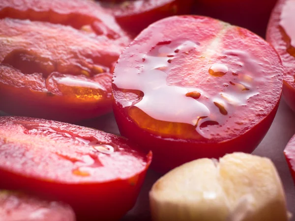 Zeytinyağı ile kırmızı domatesler