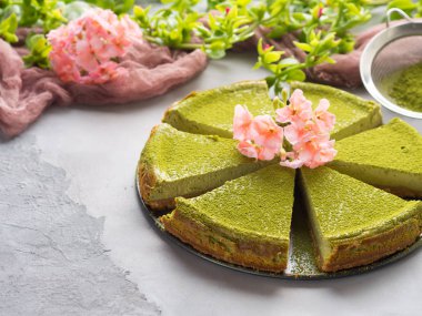 Matcha peynir pasta ve çiçekler