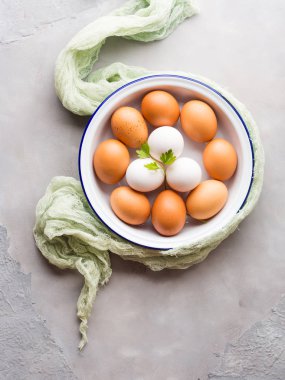 Beyaz ve kahverengi tavuk yumurta bir kapta