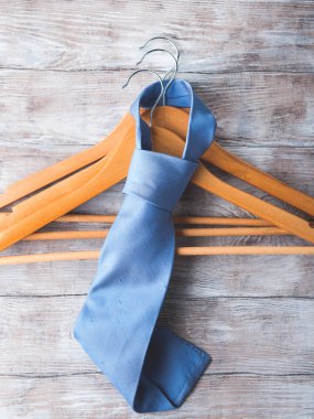 Ahşap elbise askıları ile mans kravat