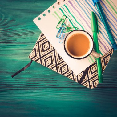 Fincan kahve, not defteri ve kalem kara günü