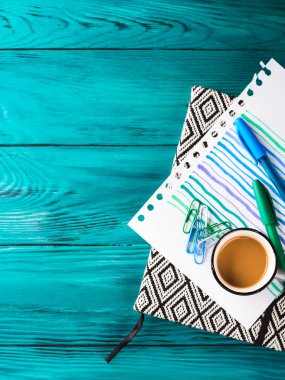 Fincan kahve, not defteri ve kalem kara günü