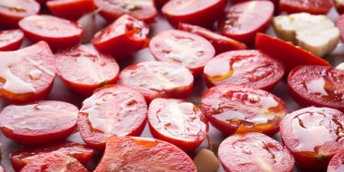 Zeytinyağı ile kırmızı domatesler