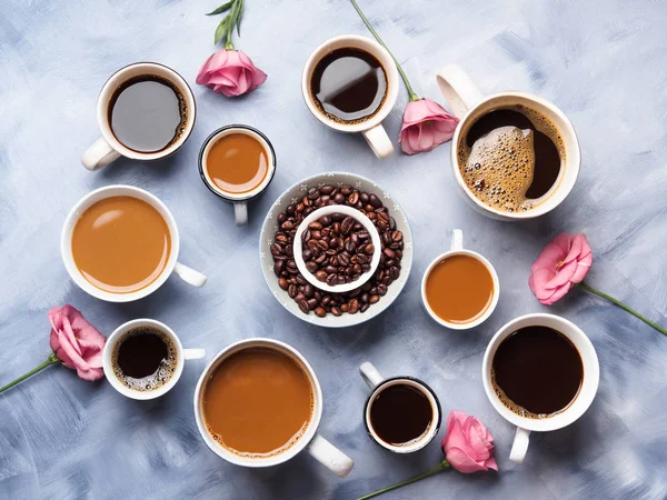 Bardak ve kupalar kahve ve çiçek