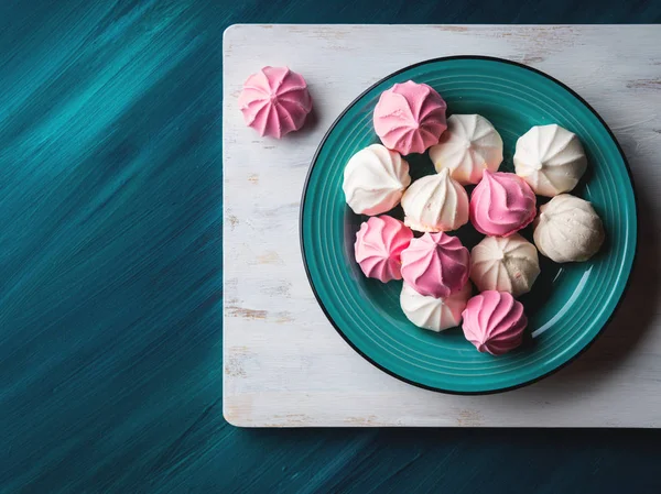 Pastel renk beze yeşil