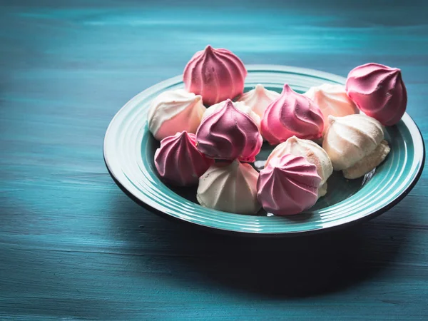 Pastel renk beze yeşil