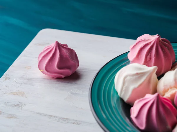 Merengue cor pastel no verde — Fotografia de Stock