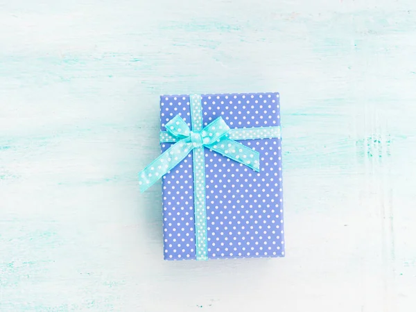 Blauwe geschenkdoos met lint pastel achtergrond. Vaders dag — Stockfoto