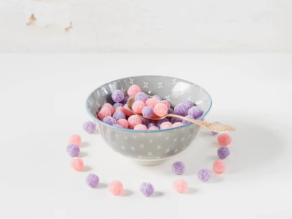 Bonbons violets et roses dans un bol — Photo
