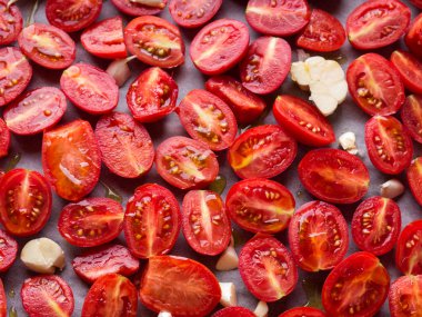 Zeytinyağı ile kırmızı domatesler