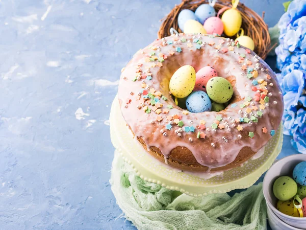 Pastel dulce de Pascua con glaseado de azúcar y decoración navideña — Foto de Stock