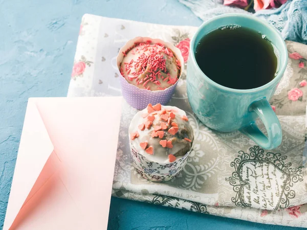 Μητέρες ημέρα Αγίου Βαλεντίνου έννοια muffins φλιτζάνι τσάι φάκελος — Φωτογραφία Αρχείου