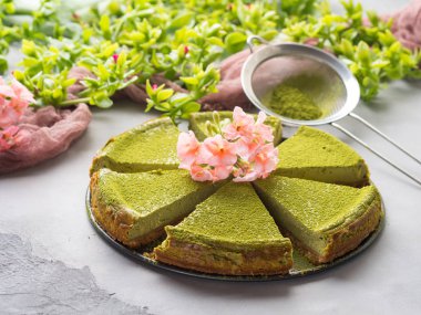 Matcha peynir pasta ve çiçekler