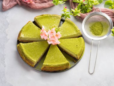 Matcha peynir pasta ve çiçekler