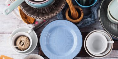 Ahşap arka plan üzerinde seramik ve emaye çanak çömlek