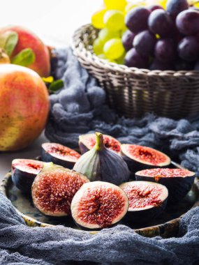 Yemek mor incir, üzüm ve nar