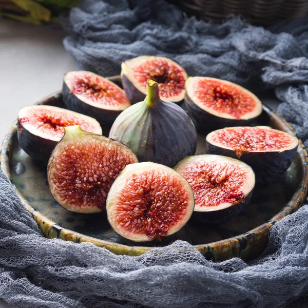 Dish of purple figs, grapes and pomegranate — Stock Photo, Image