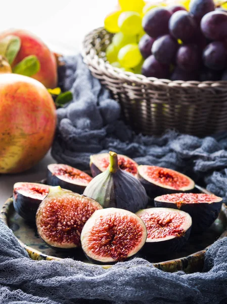 Yemek mor incir, üzüm ve nar