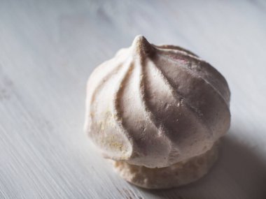 Beyaz beze makro ahşap tahta üzerinde