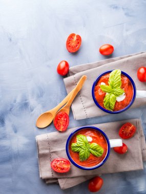 Emaye bardağı domates çorbası