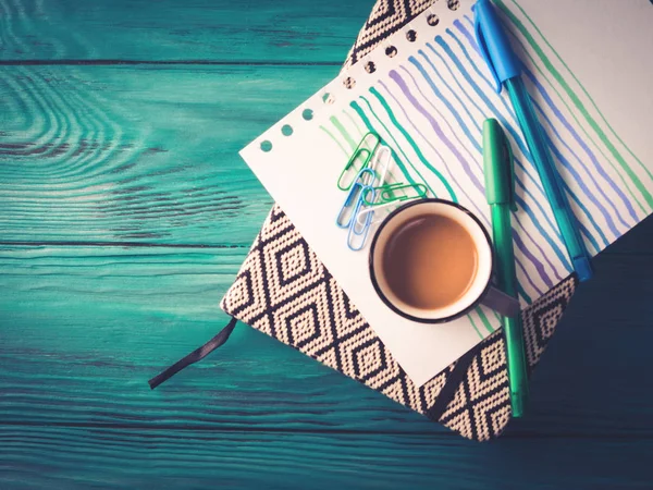 Fincan kahve, not defteri ve kalem kara günü