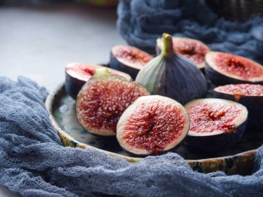 Yemek mor incir, üzüm ve nar