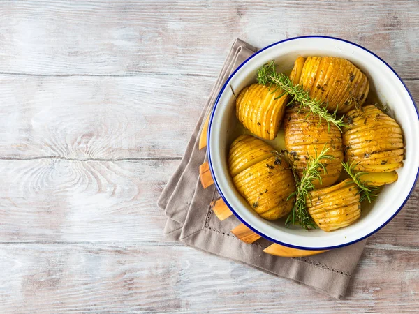 Otlar ile pişmiş fırında patates